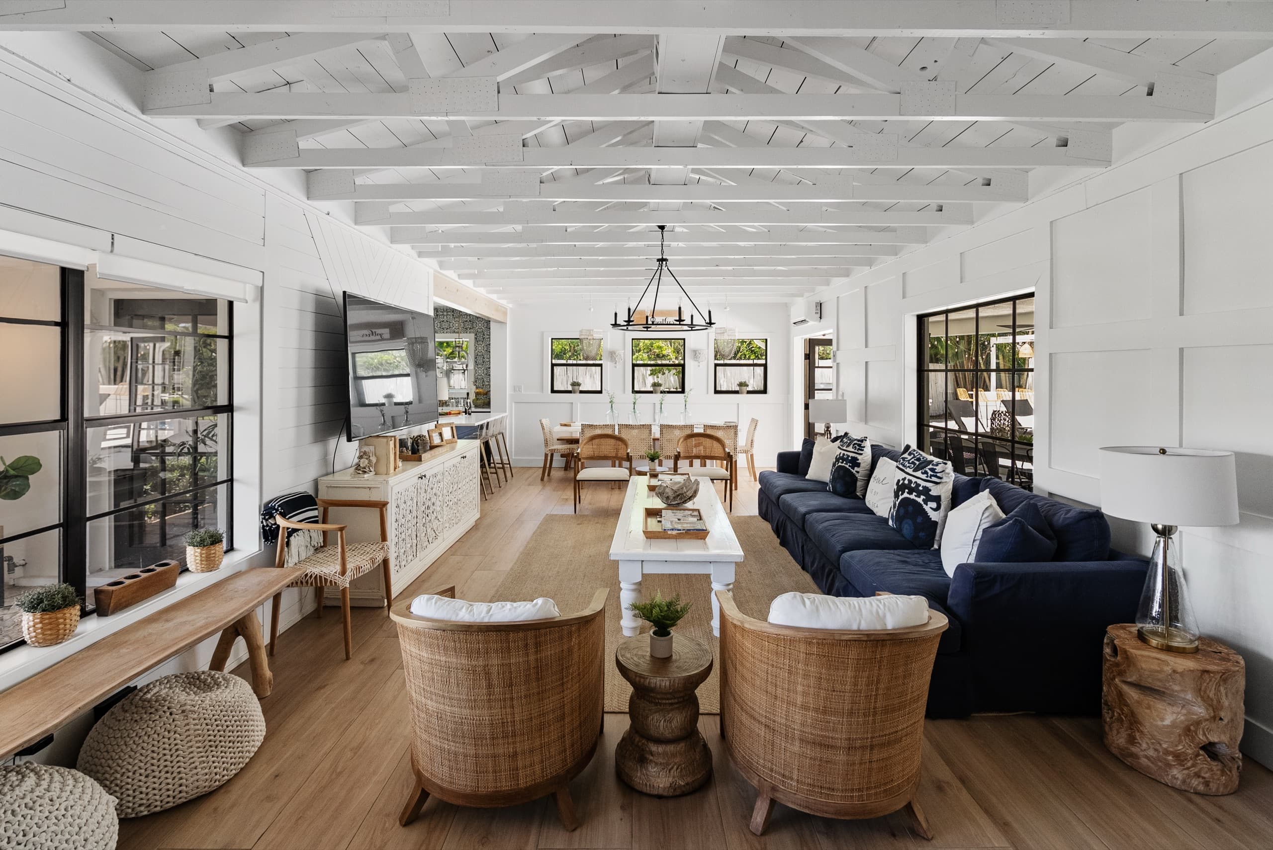 Living space integrated with the kitchen and outdoors