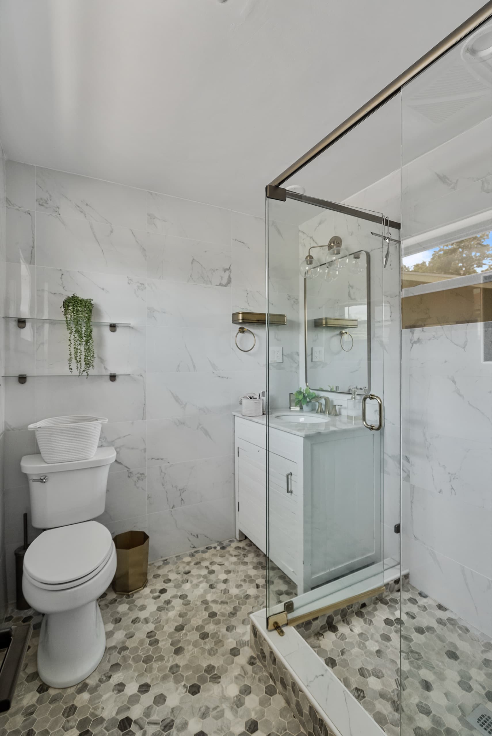 Coral Room bathroom with contemporary styling